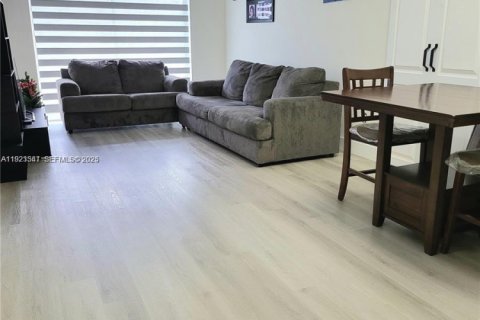 Copropriété à louer à Hialeah, Floride: 2 chambres, 83.8 m2 № 1976968 - photo 3