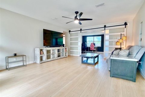 House in Saint Petersburg, Florida 2 bedrooms, 120.77 sq.m. № 2224738 - photo 8