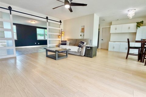 House in Saint Petersburg, Florida 2 bedrooms, 120.77 sq.m. № 2224738 - photo 4