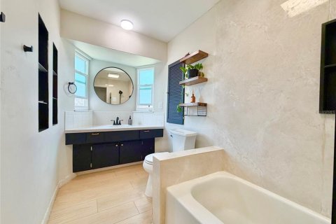 House in Saint Petersburg, Florida 2 bedrooms, 120.77 sq.m. № 2224738 - photo 17