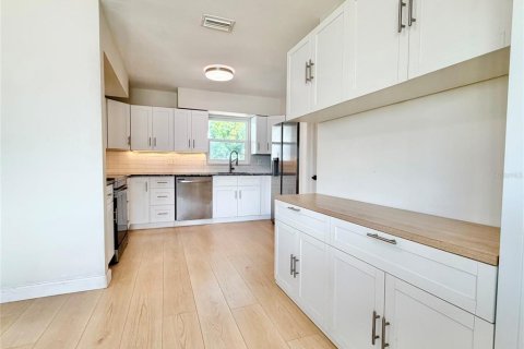 House in Saint Petersburg, Florida 2 bedrooms, 120.77 sq.m. № 2224738 - photo 10