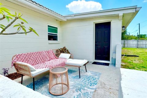House in Saint Petersburg, Florida 2 bedrooms, 120.77 sq.m. № 2224738 - photo 23