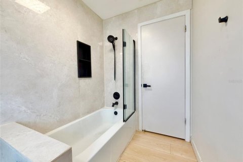House in Saint Petersburg, Florida 2 bedrooms, 120.77 sq.m. № 2224738 - photo 18