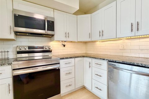 House in Saint Petersburg, Florida 2 bedrooms, 120.77 sq.m. № 2224738 - photo 12