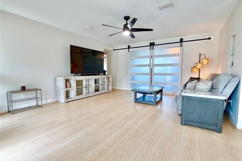 House in Saint Petersburg, Florida 2 bedrooms, 120.77 sq.m. № 2224738 - photo 6