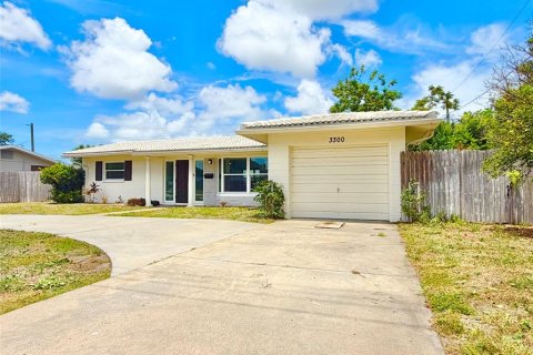 House in Saint Petersburg, Florida 2 bedrooms, 120.77 sq.m. № 2224738