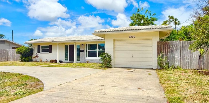 House in Saint Petersburg, Florida 2 bedrooms, 120.77 sq.m. № 2224738