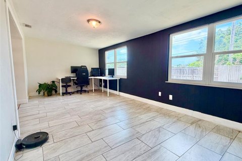 House in Saint Petersburg, Florida 2 bedrooms, 120.77 sq.m. № 2224738 - photo 14