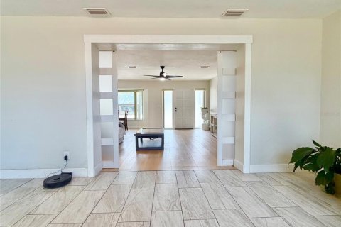 House in Saint Petersburg, Florida 2 bedrooms, 120.77 sq.m. № 2224738 - photo 15