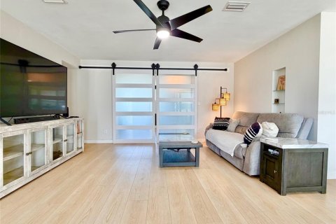 House in Saint Petersburg, Florida 2 bedrooms, 120.77 sq.m. № 2224738 - photo 7