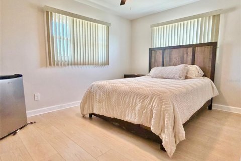 House in Saint Petersburg, Florida 2 bedrooms, 120.77 sq.m. № 2224738 - photo 20