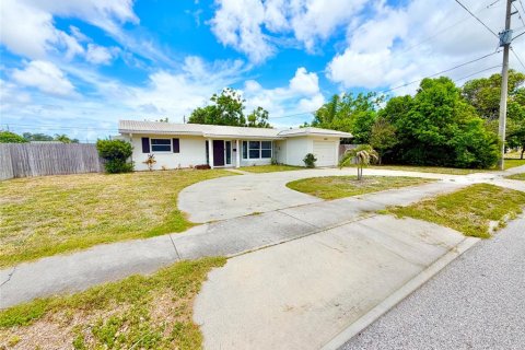 House in Saint Petersburg, Florida 2 bedrooms, 120.77 sq.m. № 2224738 - photo 27