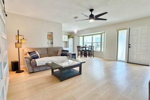 House in Saint Petersburg, Florida 2 bedrooms, 120.77 sq.m. № 2224738 - photo 9