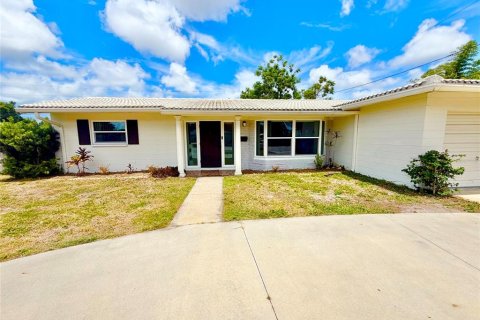 House in Saint Petersburg, Florida 2 bedrooms, 120.77 sq.m. № 2224738 - photo 2