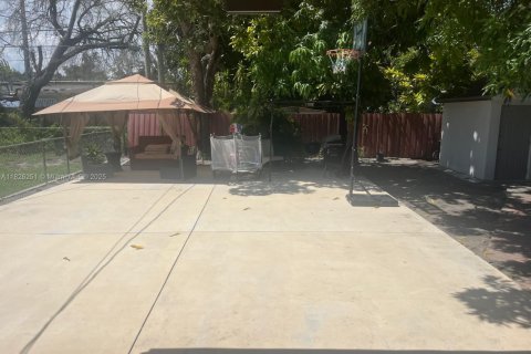 Villa ou maison à vendre à Hialeah, Floride: 4 chambres, 113.34 m2 № 1958601 - photo 8