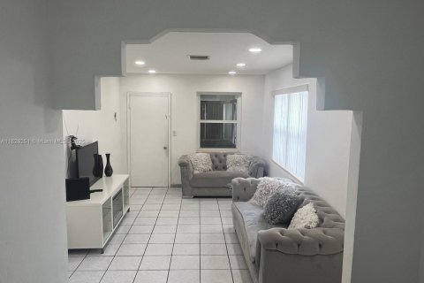 Villa ou maison à vendre à Hialeah, Floride: 4 chambres, 113.34 m2 № 1958601 - photo 4