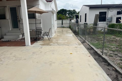 Villa ou maison à vendre à Hialeah, Floride: 4 chambres, 113.34 m2 № 1958601 - photo 13