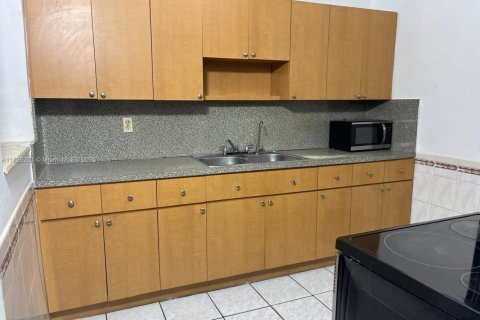 Villa ou maison à vendre à Hialeah, Floride: 4 chambres, 113.34 m2 № 1958601 - photo 2