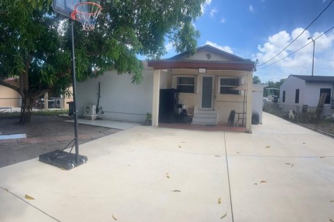 Villa ou maison à vendre à Hialeah, Floride: 4 chambres, 113.34 m2 № 1958601 - photo 14