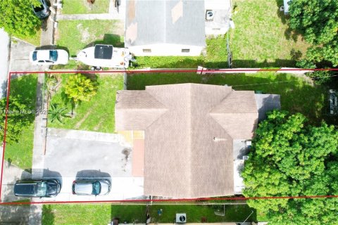 Villa ou maison à vendre à Hialeah, Floride: 4 chambres, 113.34 m2 № 1958601 - photo 9