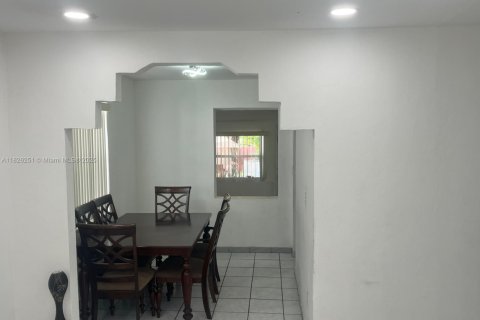 Villa ou maison à vendre à Hialeah, Floride: 4 chambres, 113.34 m2 № 1958601 - photo 3