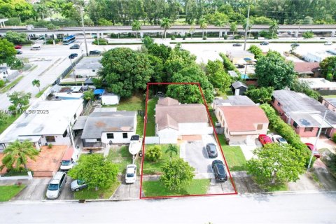 Villa ou maison à vendre à Hialeah, Floride: 4 chambres, 113.34 m2 № 1958601 - photo 10