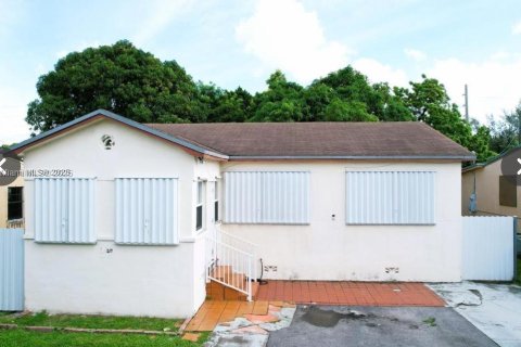 Villa ou maison à vendre à Hialeah, Floride: 4 chambres, 113.34 m2 № 1958601 - photo 1