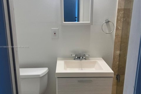 Commercial property in North Miami Beach, Florida 1 bedroom, 81.75 sq.m. № 2012577 - photo 2