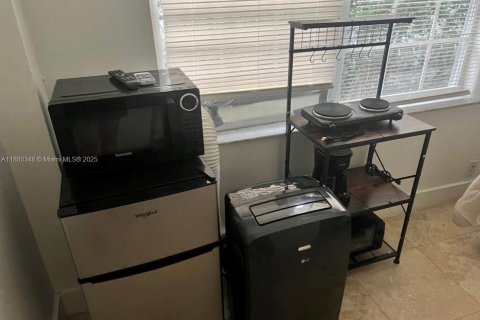 Commercial property in North Miami Beach, Florida 1 bedroom, 81.75 sq.m. № 2012577