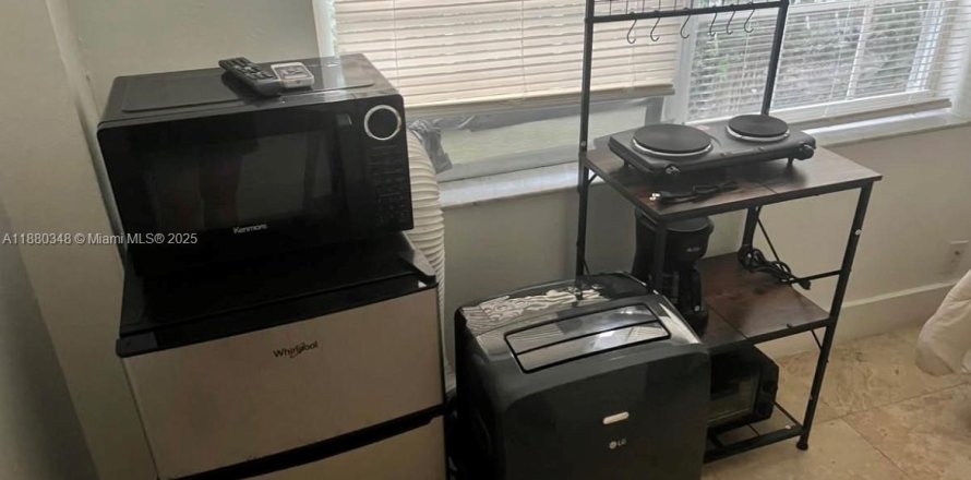 Commercial property in North Miami Beach, Florida 1 bedroom, 81.75 sq.m. № 2012577