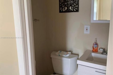 Commercial property in North Miami Beach, Florida 1 bedroom, 81.75 sq.m. № 2012577 - photo 3