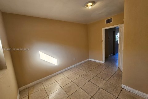 Casa en venta en Fort Lauderdale, Florida, 6 dormitorios, 173.36 m2 № 1984072 - foto 11