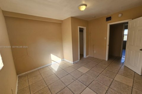 Casa en venta en Fort Lauderdale, Florida, 6 dormitorios, 173.36 m2 № 1984072 - foto 17