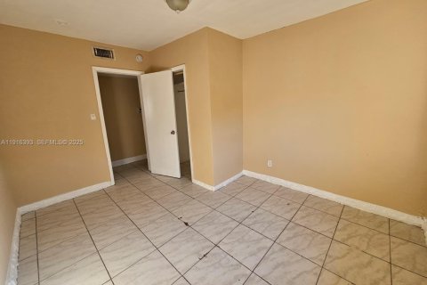 Casa en venta en Fort Lauderdale, Florida, 6 dormitorios, 173.36 m2 № 1984072 - foto 22