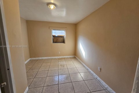 Casa en venta en Fort Lauderdale, Florida, 6 dormitorios, 173.36 m2 № 1984072 - foto 15