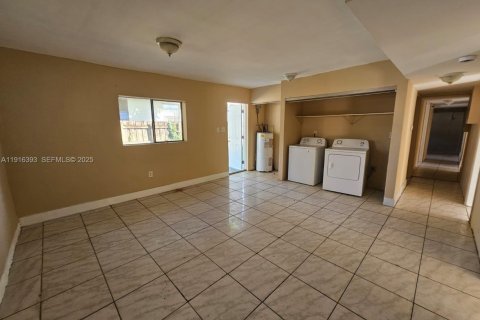 Casa en venta en Fort Lauderdale, Florida, 6 dormitorios, 173.36 m2 № 1984072 - foto 8