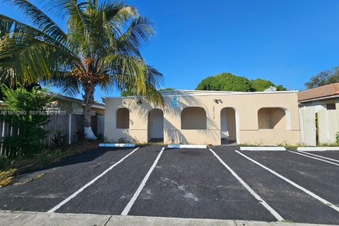 Casa en venta en Fort Lauderdale, Florida, 6 dormitorios, 173.36 m2 № 1984072 - foto 1