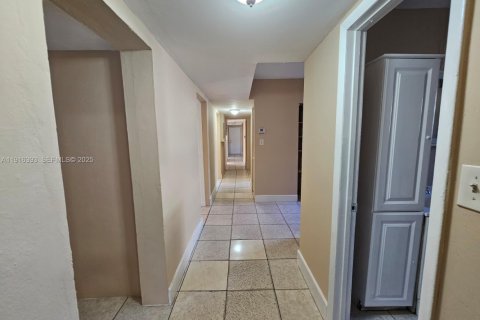 Casa en venta en Fort Lauderdale, Florida, 6 dormitorios, 173.36 m2 № 1984072 - foto 26