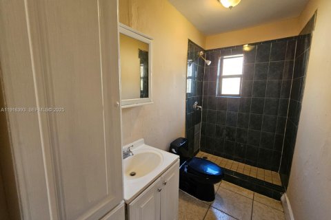 Casa en venta en Fort Lauderdale, Florida, 6 dormitorios, 173.36 m2 № 1984072 - foto 5