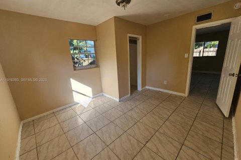 Casa en venta en Fort Lauderdale, Florida, 6 dormitorios, 173.36 m2 № 1984072 - foto 9