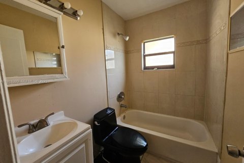 Casa en venta en Fort Lauderdale, Florida, 6 dormitorios, 173.36 m2 № 1984072 - foto 6