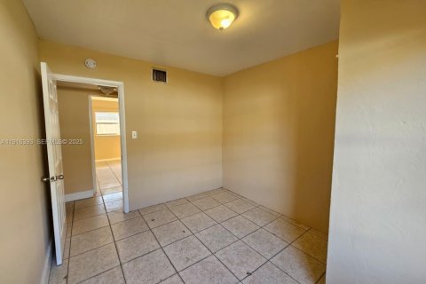 Casa en venta en Fort Lauderdale, Florida, 6 dormitorios, 173.36 m2 № 1984072 - foto 19