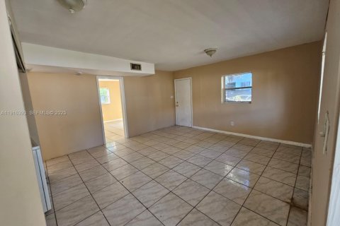 Casa en venta en Fort Lauderdale, Florida, 6 dormitorios, 173.36 m2 № 1984072 - foto 4