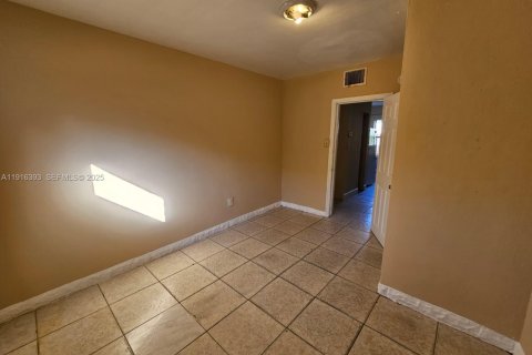 Casa en venta en Fort Lauderdale, Florida, 6 dormitorios, 173.36 m2 № 1984072 - foto 13