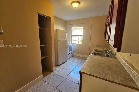 Casa en venta en Fort Lauderdale, Florida, 6 dormitorios, 173.36 m2 № 1984072 - foto 3