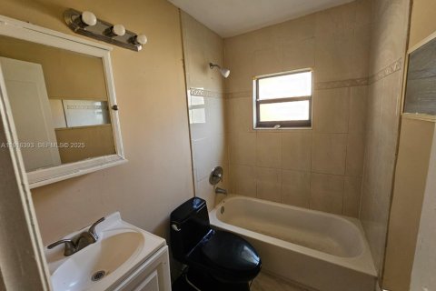 Casa en venta en Fort Lauderdale, Florida, 6 dormitorios, 173.36 m2 № 1984072 - foto 7