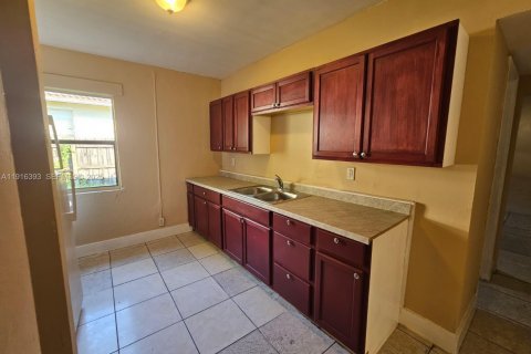 Casa en venta en Fort Lauderdale, Florida, 6 dormitorios, 173.36 m2 № 1984072 - foto 2