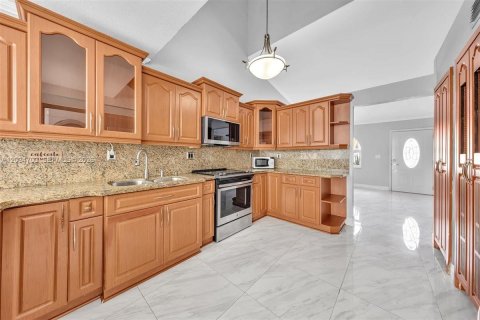 House in Hialeah, Florida 5 bedrooms, 193.79 sq.m. № 2259912 - photo 24
