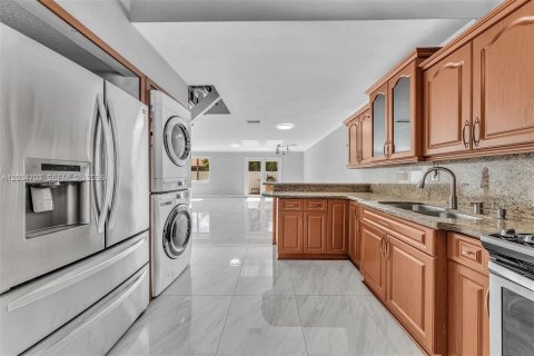 House in Hialeah, Florida 5 bedrooms, 193.79 sq.m. № 2259912 - photo 22