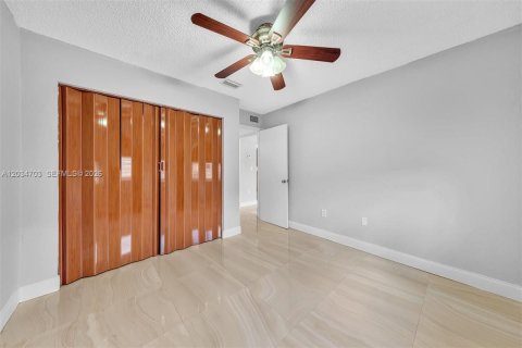 House in Hialeah, Florida 5 bedrooms, 193.79 sq.m. № 2259912 - photo 17